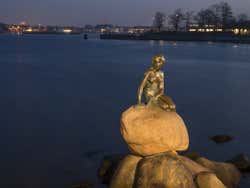 Statua della Sirenetta di sera